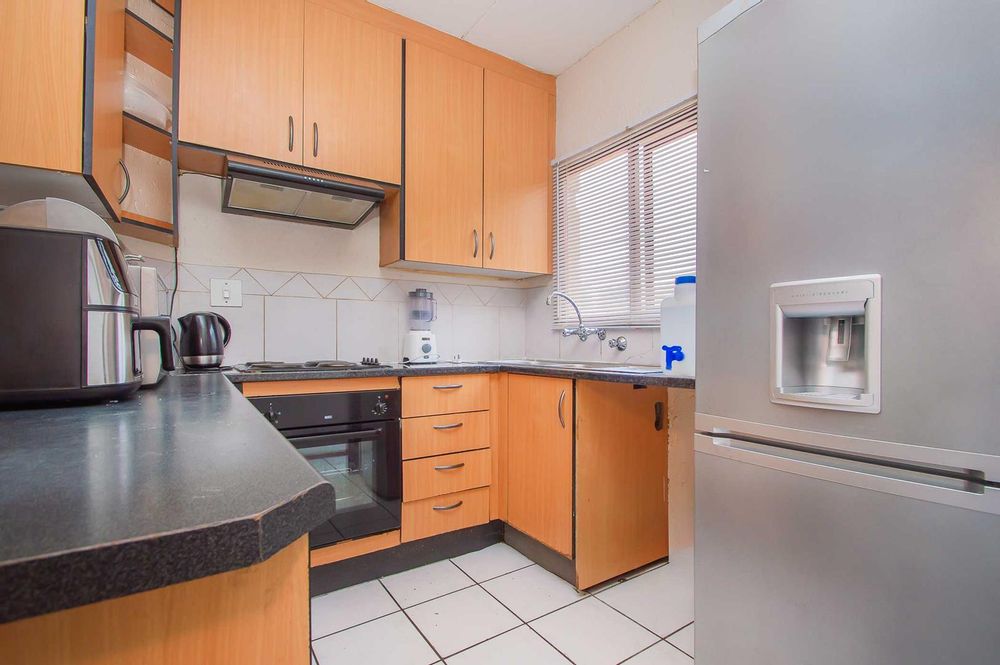 Ample cherrywood cupboards to the ceiling 