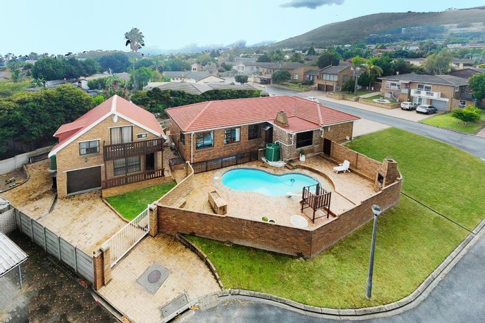De Tijger House For Sale: 6 bedrooms, pool, cottage, inverter, low maintenance.
