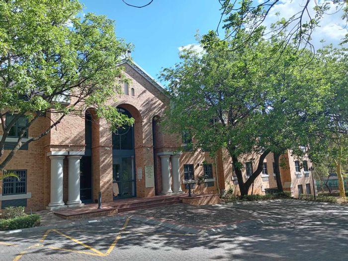 80m2 Office To Rent in Sunninghill with kitchenette, parking, and security access.