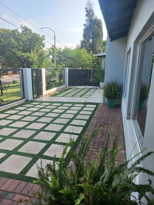 To Rent: House in Sunward Park with shared space, kitchen, and private amenities.