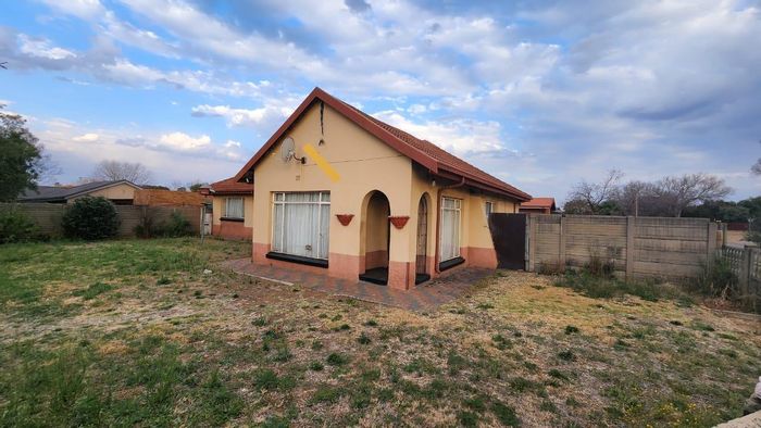 House for Sale in Vanderbijlpark Central East 2: 3 beds, flatlet, secure yard.