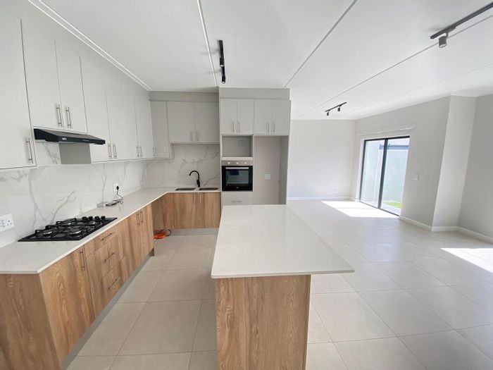 Property #2425482, Cluster Rental Monthly in Sandown