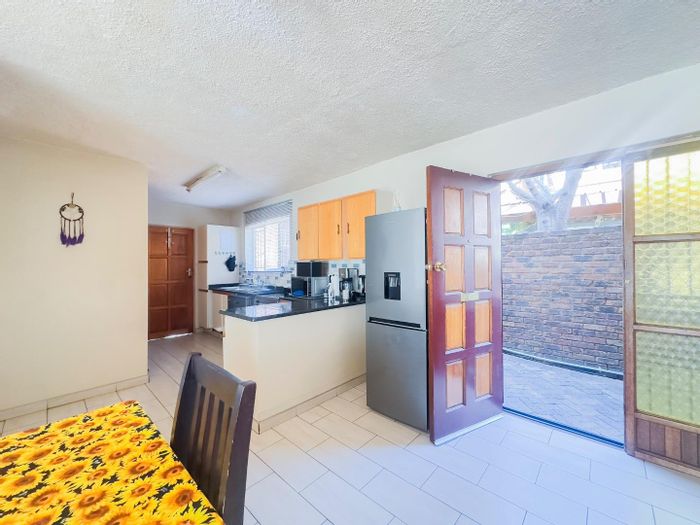 Property #2421177, Townhouse For Sale in Garsfontein