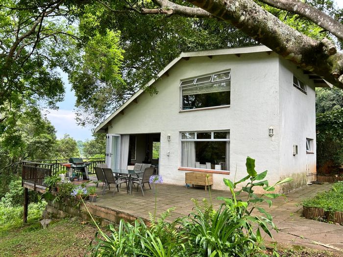 Cozy Winterskloof Cottage To Rent with garden, fireplace, and mountain views.