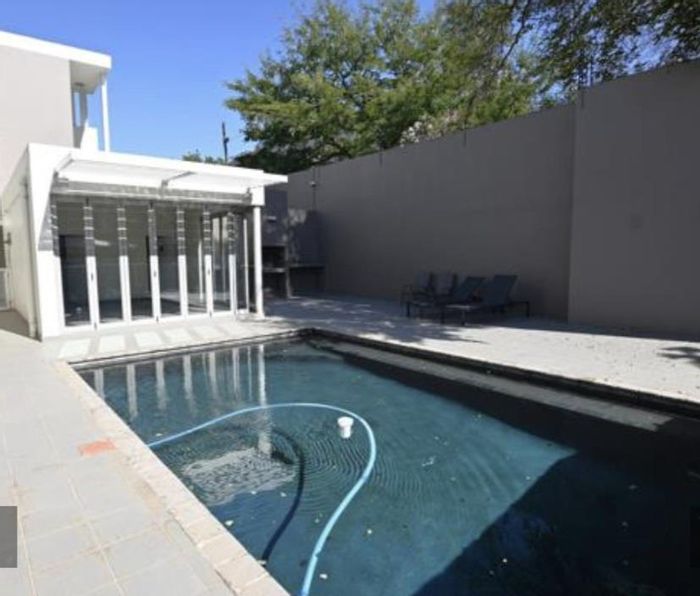 Rivonia Apartment To Rent: 2 beds, pool access, secure parking, near shopping.