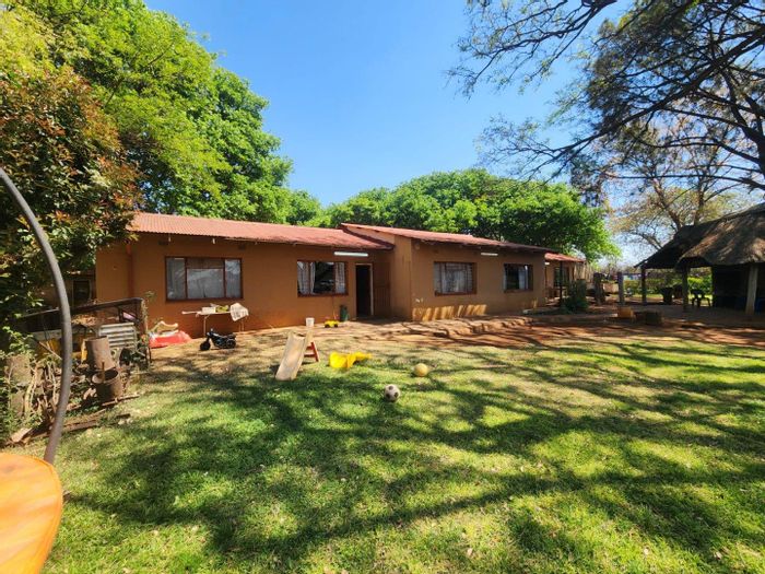 Spacious Onderstepoort AH small holding with multiple homes and agricultural land for sale.