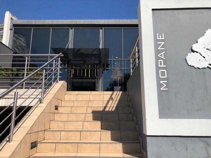 Prime Hurlingham office to rent, 277m², secure parking, excellent transport access.