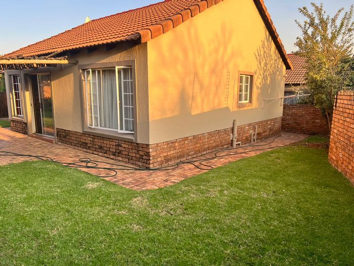 Property #2141367, Townhouse for sale in Rooihuiskraal