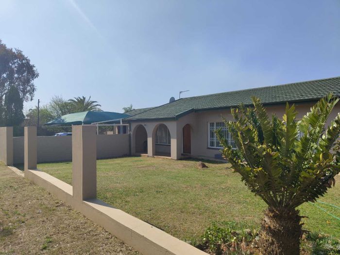 For Sale: Glencoe Central house with dual rental units, large yard, and secure access.