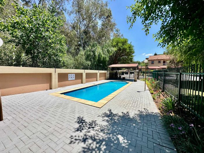 Sunninghill Townhouse For Sale: 2 beds, pool, security, private balcony, parking.