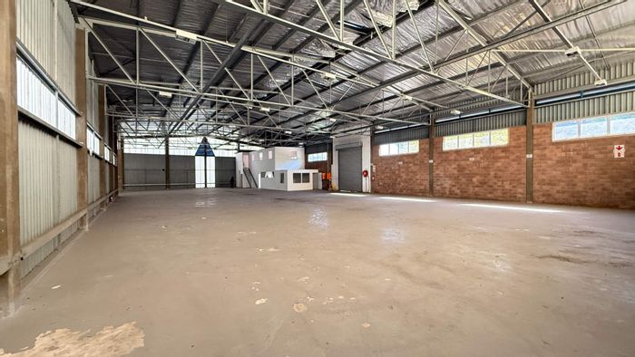 Industrial unit to rent in Surprise Farm with roller door and 3-phase power.