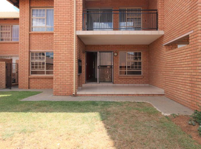 Hazeldean Apartment To Rent: 2 beds, private garden, 2 garages, loadshedding-free.