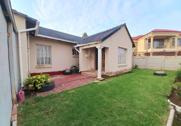 Elandspoort House For Sale: 3 bedrooms, spacious kitchen, outdoor access, security features.