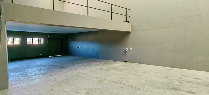 Industrial Warehouse To Rent in Prosperita: 157m² space, offices, kitchenette, parking.