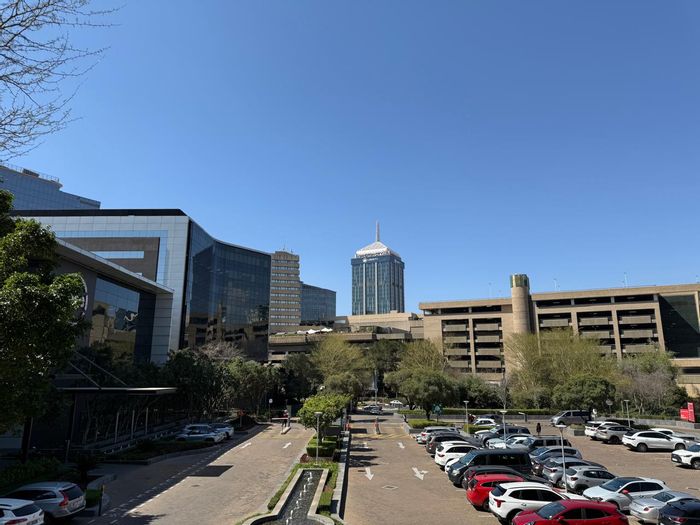Office To Rent in Sandhurst: 799m², flexible layout, prime location, ample parking.