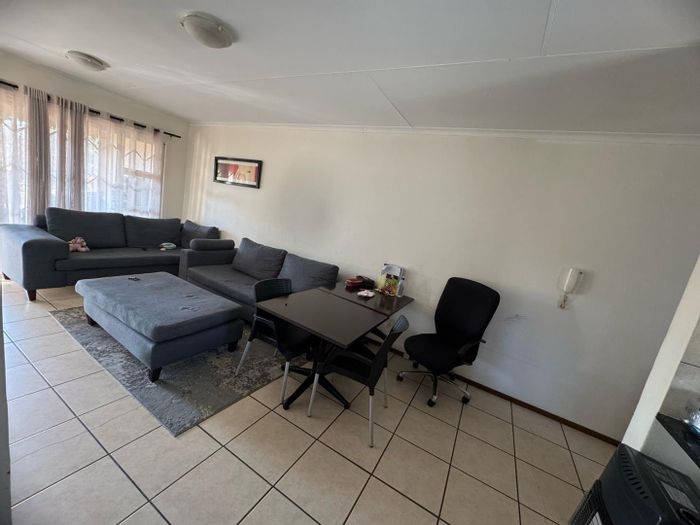 Ferndale Apartment To Rent: 2 beds, 2 baths, balcony, parking, near amenities.