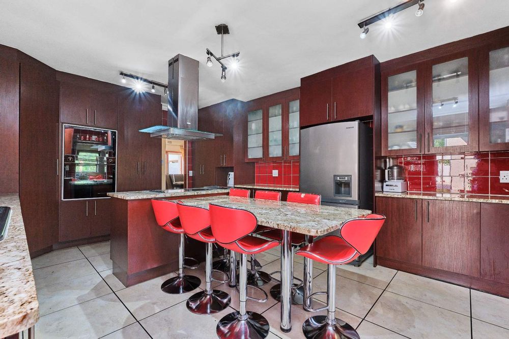 Eat-in kitchen breakfast area