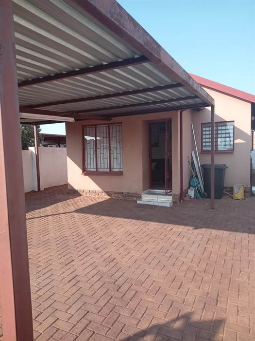 For Sale: House in Soshanguve Ext with 3 bedrooms, open plan living, secure parking.