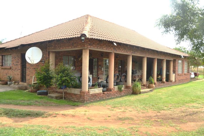 Hartbeeshoek Small Holding For Sale: 3 beds, borehole, braai area, fruit trees.