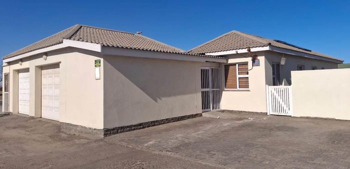 Property #2396411, Townhouse For Sale in Walvis Bay Central