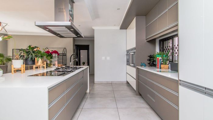 Lakefield House For Sale: 5 beds, pool, gym, 6 garages, entertainment area.