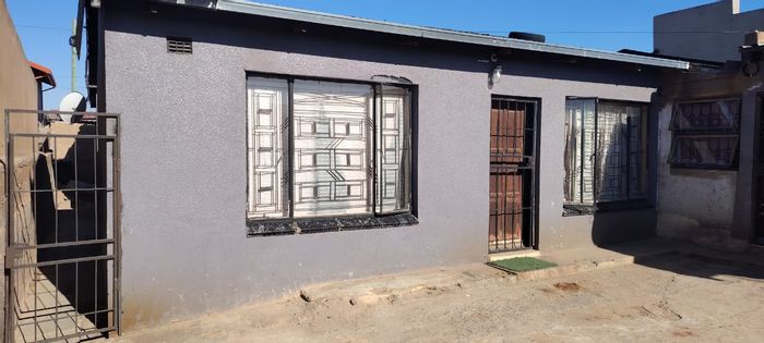 For Sale: House in Tembisa Central with 2 bedrooms, tenanted rooms, and security.