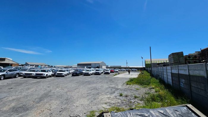 Serviced industrial yard for rent in Airport Industria, 6,186m2 with utilities.