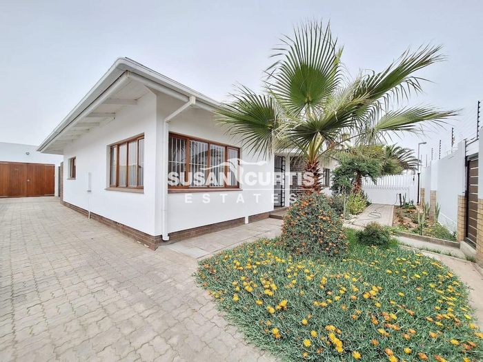 Vineta House For Sale: 3 beds, flat, garden, security features, and garage.