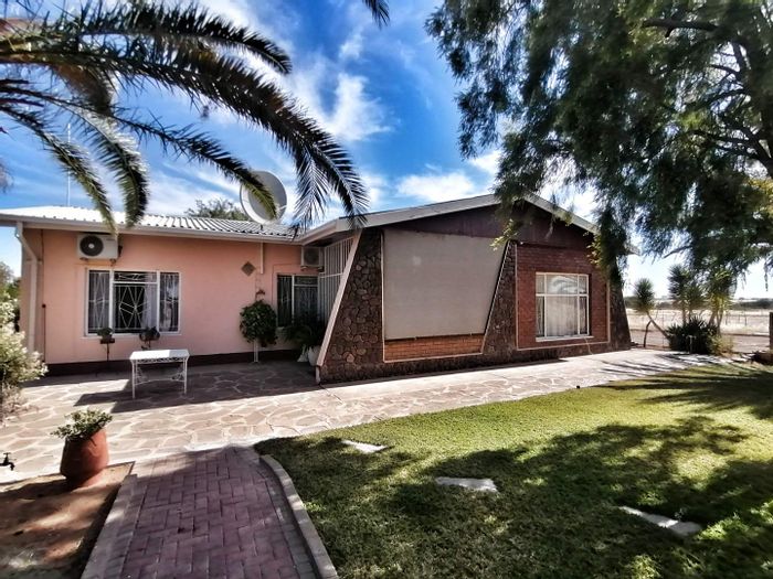 House with flatlet and ample space for sale in Mariental Central.