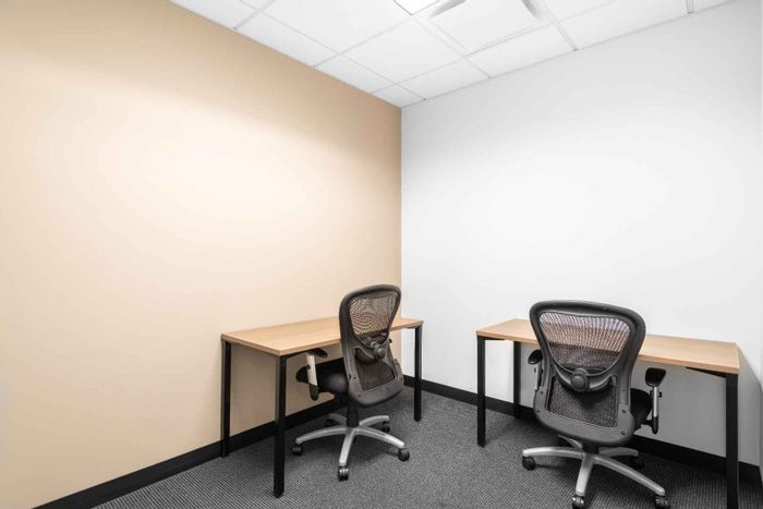 Brooklyn Office To Rent: Private space, common area, flexible Regus membership access.