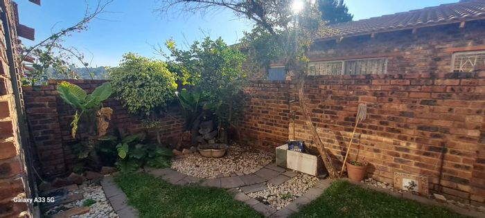 Property #2393580, Townhouse For Sale in Buccleuch