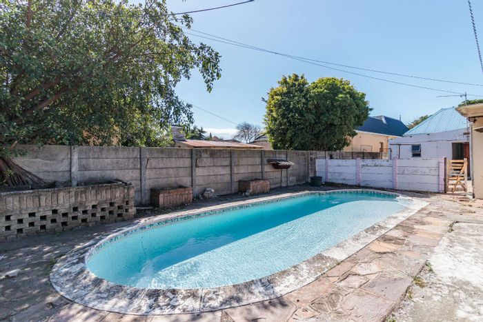 For Sale: House in Sydenham with 3 bedrooms, pool, granny flat, and spacious yard.