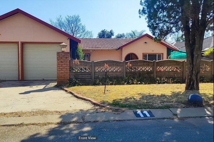 House For Sale in Glen Marais: Spacious living, rental potential, prime location.