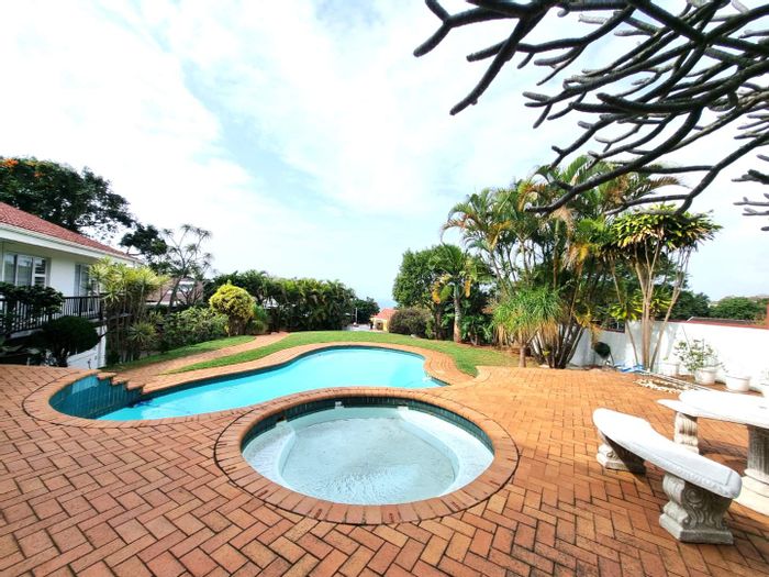 La Lucia House For Sale: 5 bedrooms, sea views, pool, flatlet, double garage.