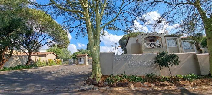 Robindale Apartment For Sale: 2 beds, pool, clubhouse, secure complex, near schools.