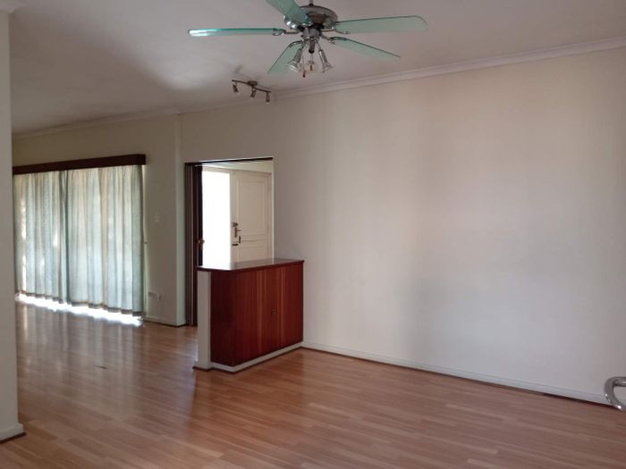 Lombardy East House To Rent: 4 beds, large garden, pet-friendly, secure living.
