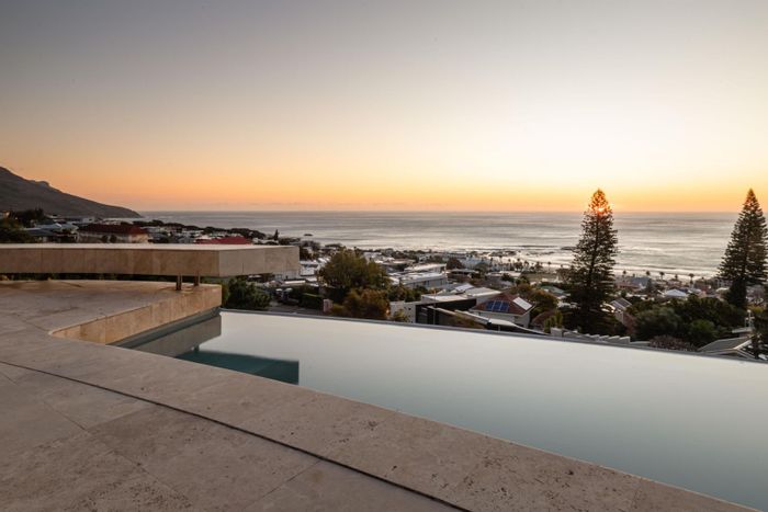 Camps Bay House For Sale: 360-degree views, pool, en-suite bedrooms, double garage.