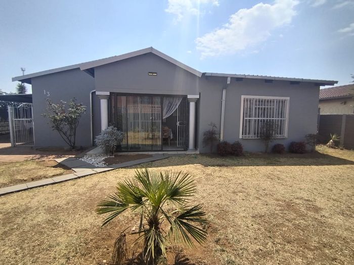 For Sale: House in Palm Ridge with 5 bedrooms, large yard, and entertainment area.