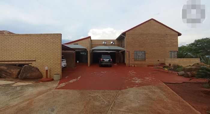 Spacious 3-bedroom house with flatlet and multiple living areas in Philip Nel Park. For Sale.