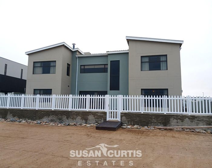 For Sale: House in Mile 4 with 5 bedrooms, BBQ area, and sea views.