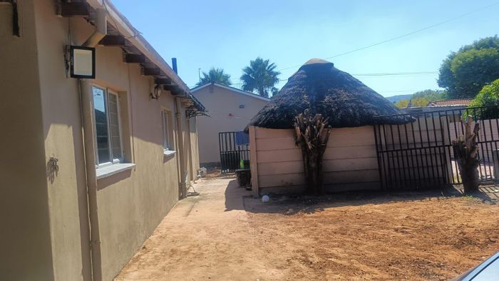 Claremont House To Rent: 3 Bedrooms, spacious kitchen, carport for 3 cars.