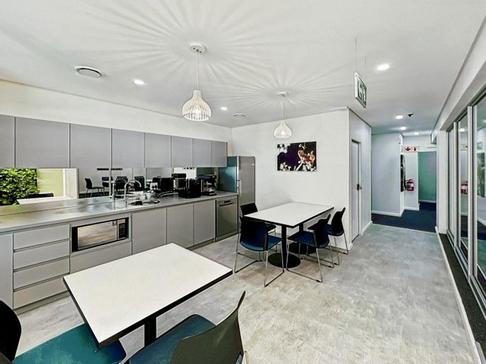 Prime George Central Office Space To Rent: Flexible Coworking with Great Amenities!