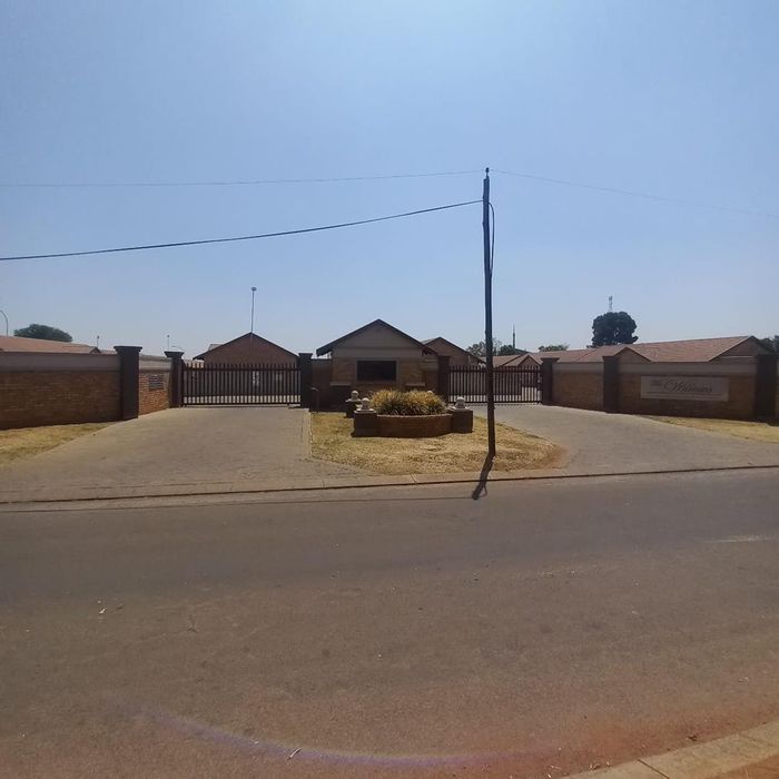 2 Bed, 2 Bath Townhouse To Rent in Riversdale with private garden and garage.