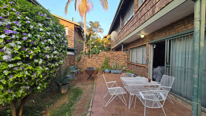 3-Bedroom Townhouse in Magalieskruin For Sale with Garden and Parking Amenities.