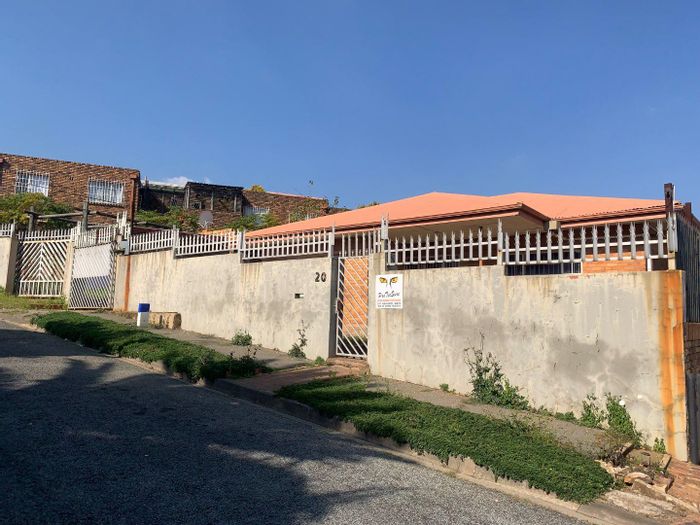 Townsview House For Sale: 2 bedrooms, large kitchen, income potential with cottages.