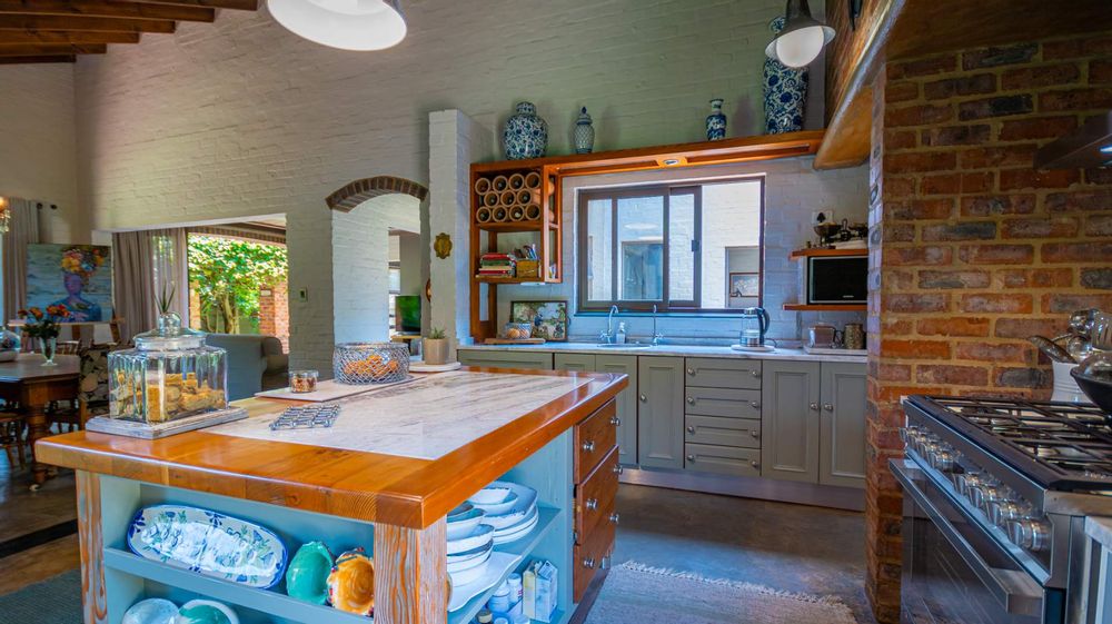 Large gas stove fitted into its own very interesting alcove