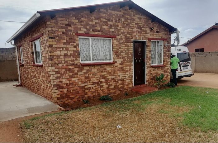 House for Sale in Tembisa Central: 2 Bedrooms, spacious lot, great potential.