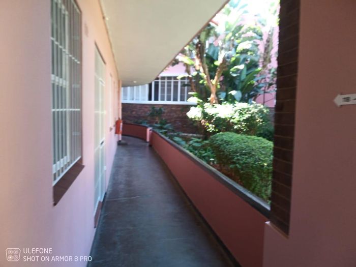 Rosebank Apartment For Sale: 2 Bedrooms, parking, open-plan living, renovation potential.
