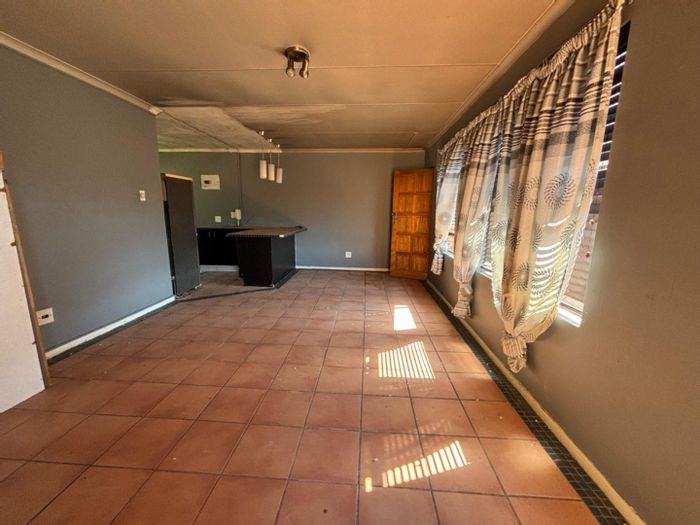 Spacious 2-bedroom apartment in Helderkruin with two balconies, for sale.