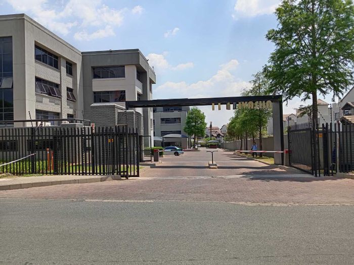 Office To Rent in Sunninghill: 115m2, boardroom, kitchen, near shopping center.